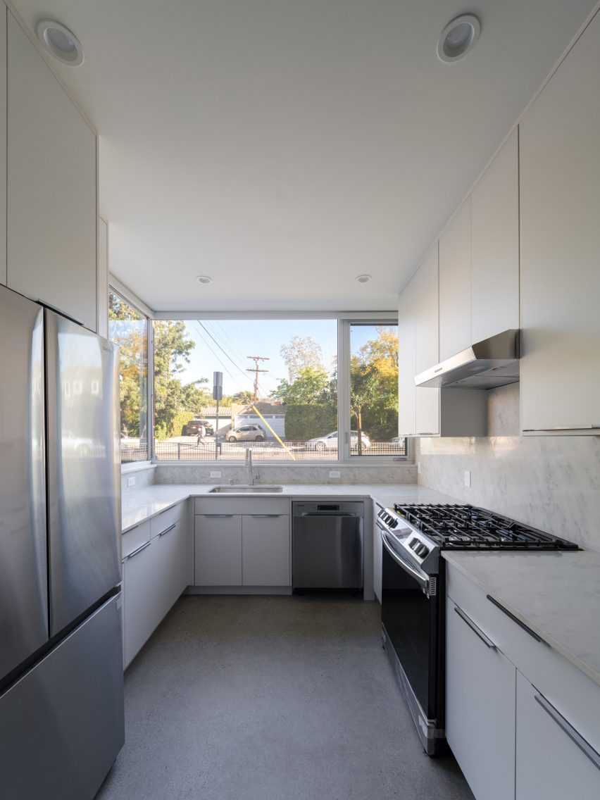White kitchen in a apartment building by Yu2e