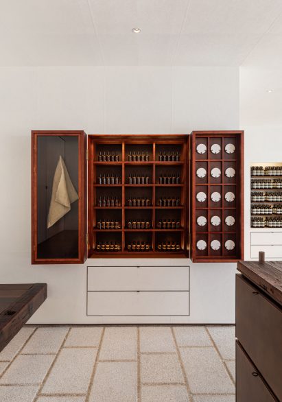 Jewellery box-style fragrance armoire