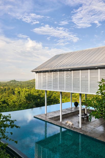 Holiday home overlooking Mumbai Bay by Architecture Brio