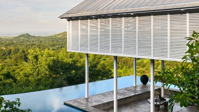 Architecture-BRIO creates holiday home with "strong presence" on hillside above Mumbai Bay