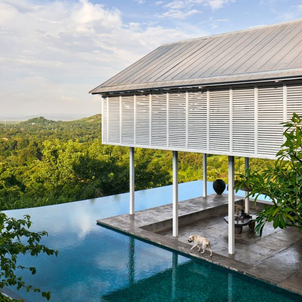 Architecture-BRIO creates holiday home with "strong presence" on hillside above Mumbai Bay