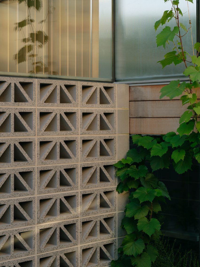 Hollow breeze blocks at the Sunday house by Architecture Architecture