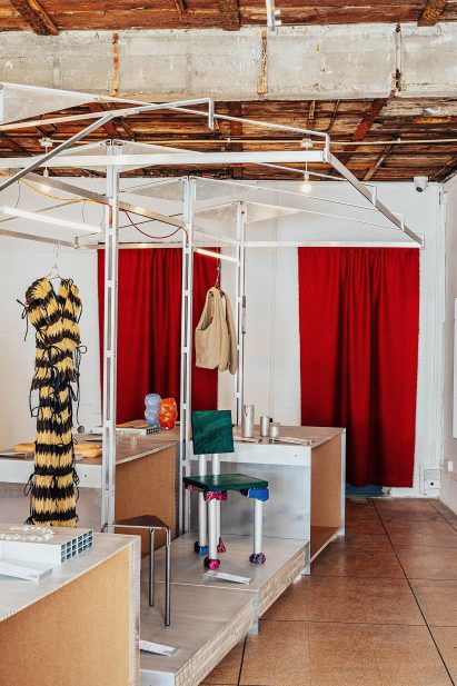 Photo of pop-up showroom by Atleier100