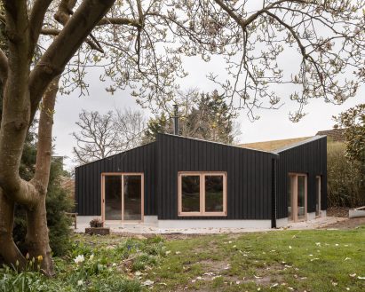 Front elevation of Butterfly House by Oliver Leech Architects