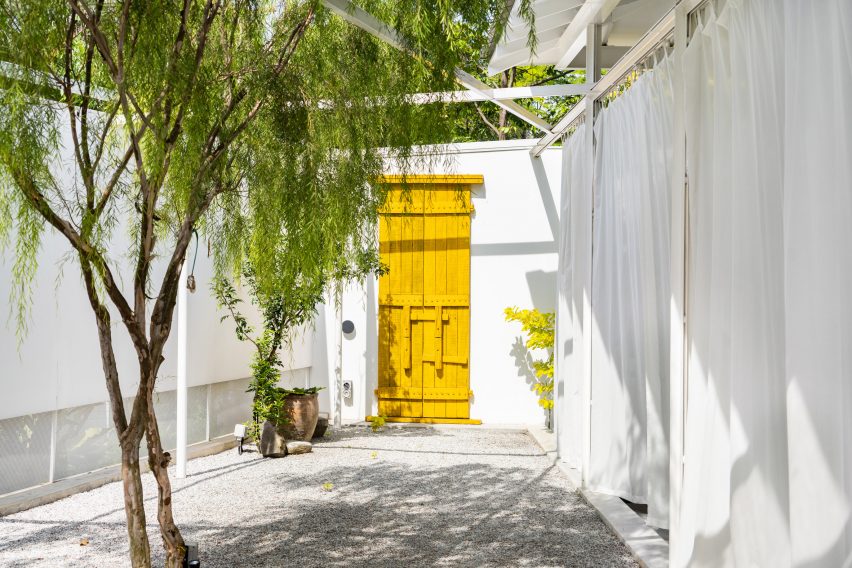 Outdoor courtyard at the Introverse house by Core Design Workshop