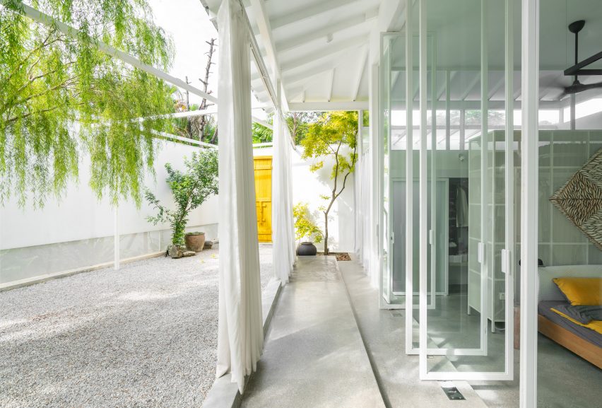 Outdoor courtyard at the Introverse house by Core Design Workshop