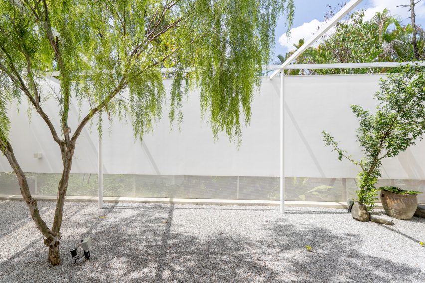 Outdoor courtyard at the Introverse house by Core Design Workshop