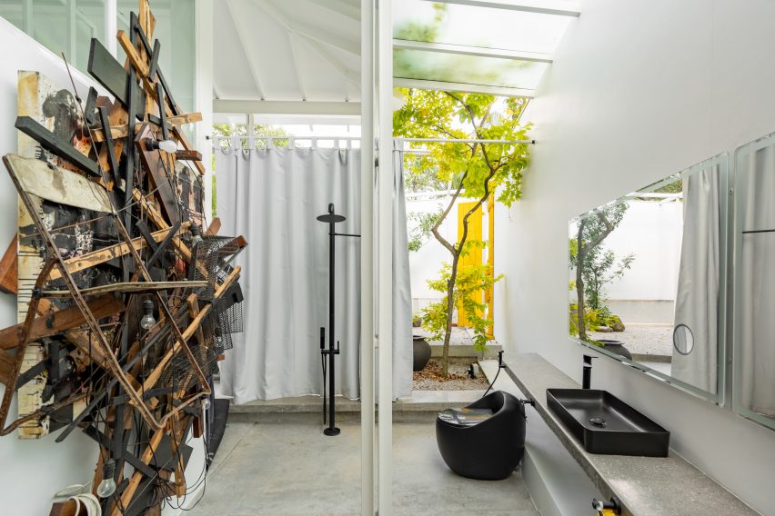 Semi-outdoor bathroom at the Introverse house by Core Design Workshop