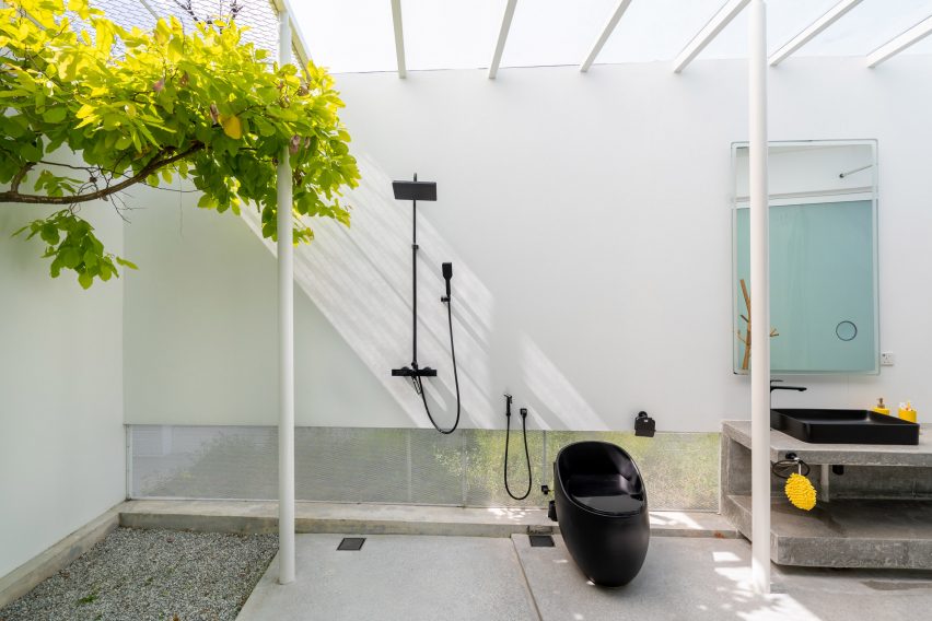 Outdoor shower in the Introverse house by Core Design Workshop