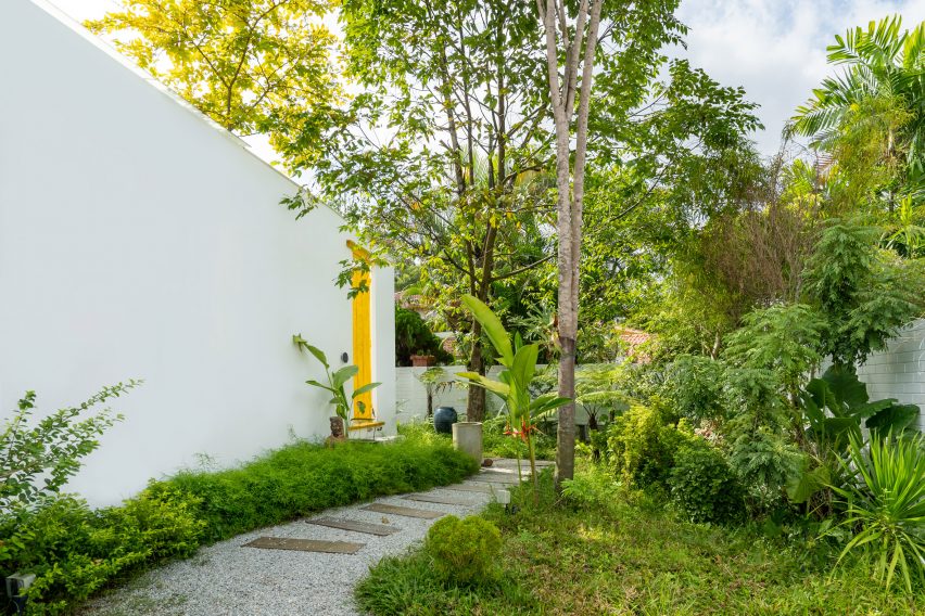 Outdoor garden at the Introverse house by Core Design Workshop