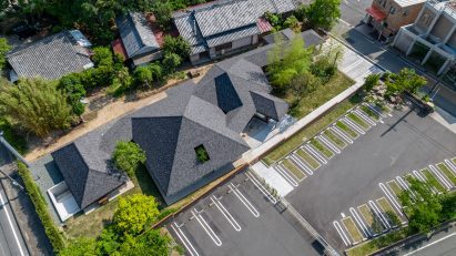 Aerial view of Dentistry Coexisting with Nature by TSC Architects