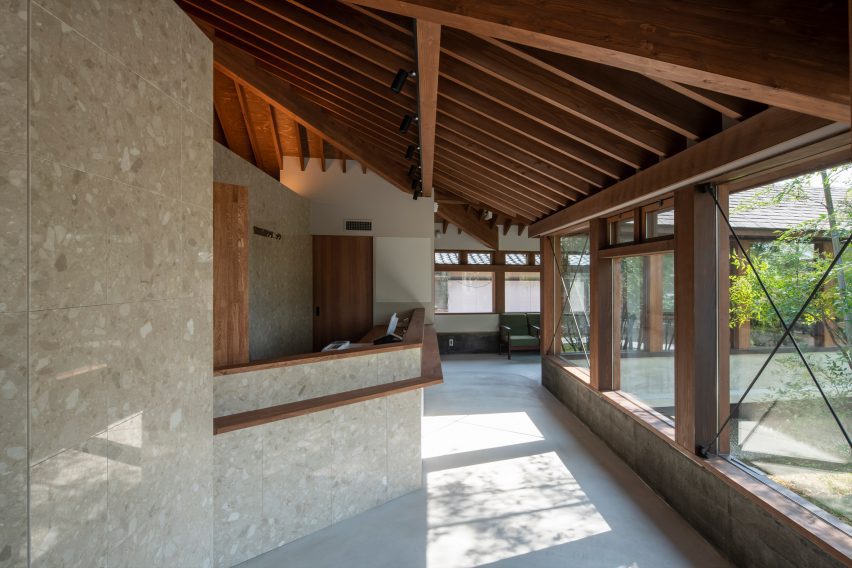 Dentistry Coexisting with Nature by TSC Architects