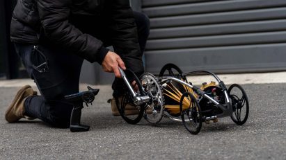 Small vehicle that is powered by rubber bands