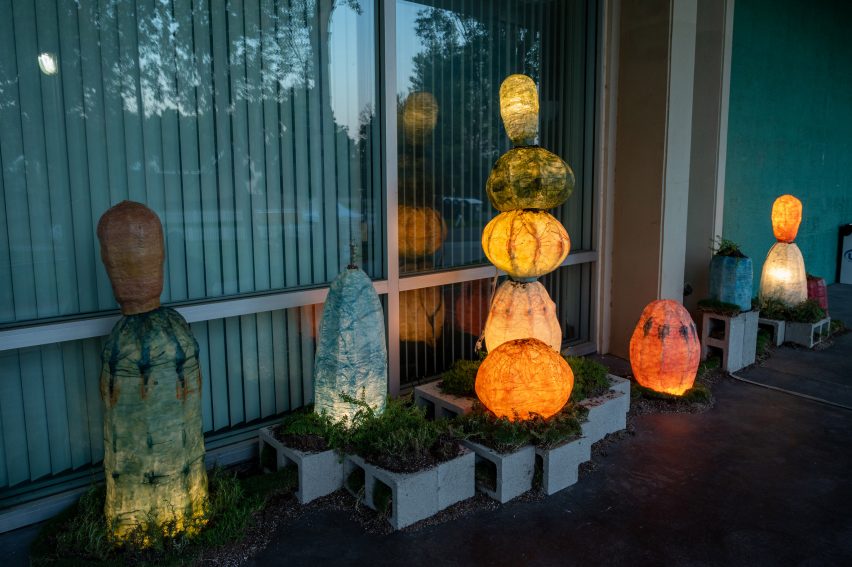 Gourd-like lanterns stacked on top of another or on cinder blocks
