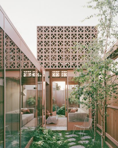 Courtyard of Australian residence by Studio Bright