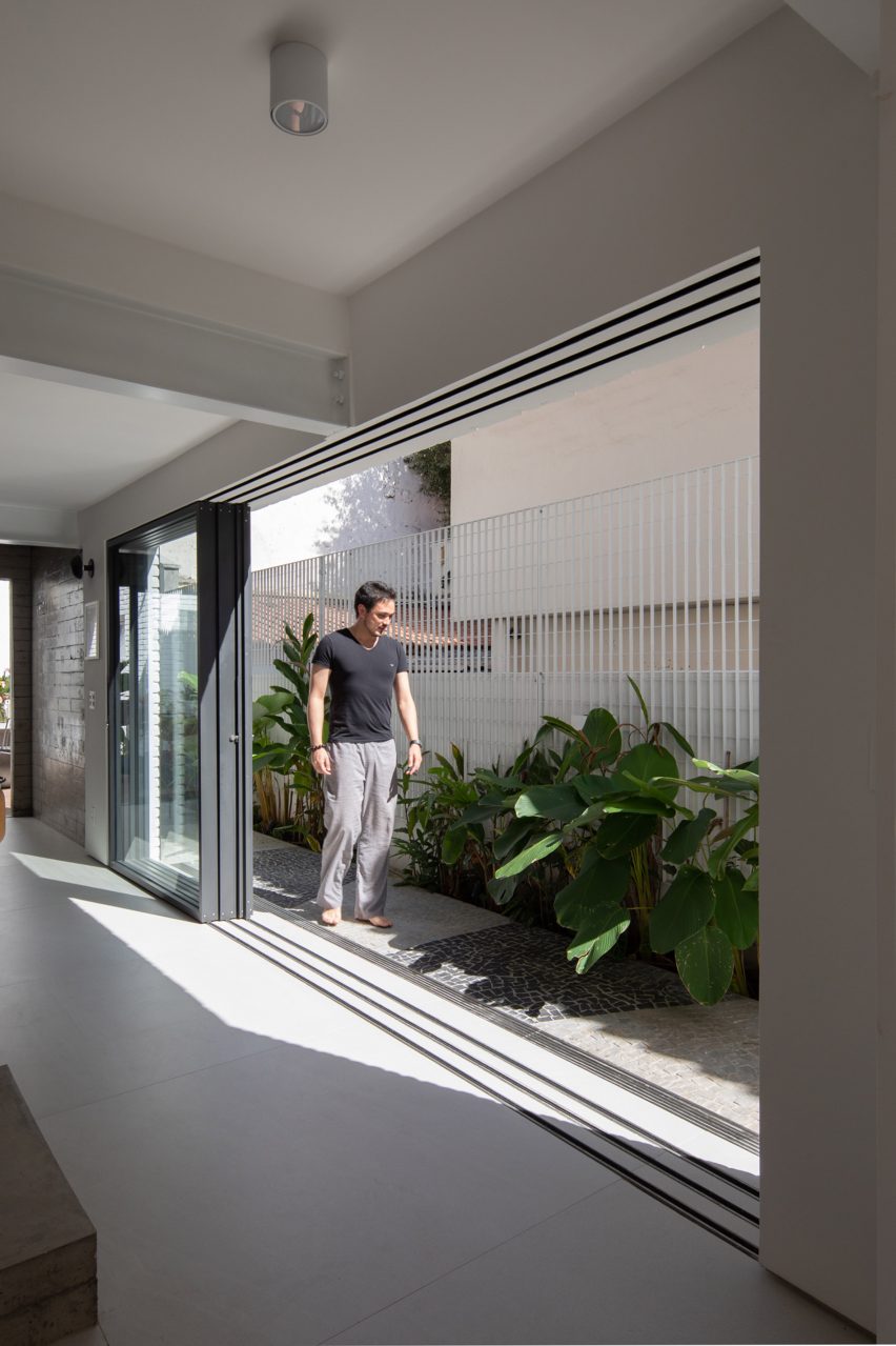 Sliding glass doors at Casa Yuji in Sao Paulo by Goiva