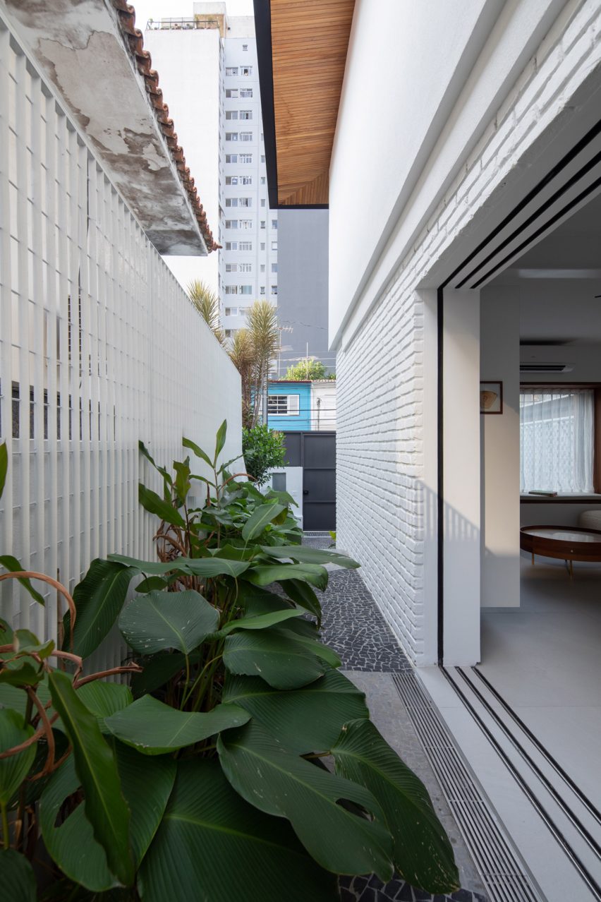 Outdoor yard at Casa Yuji in Sao Paulo by Goiva