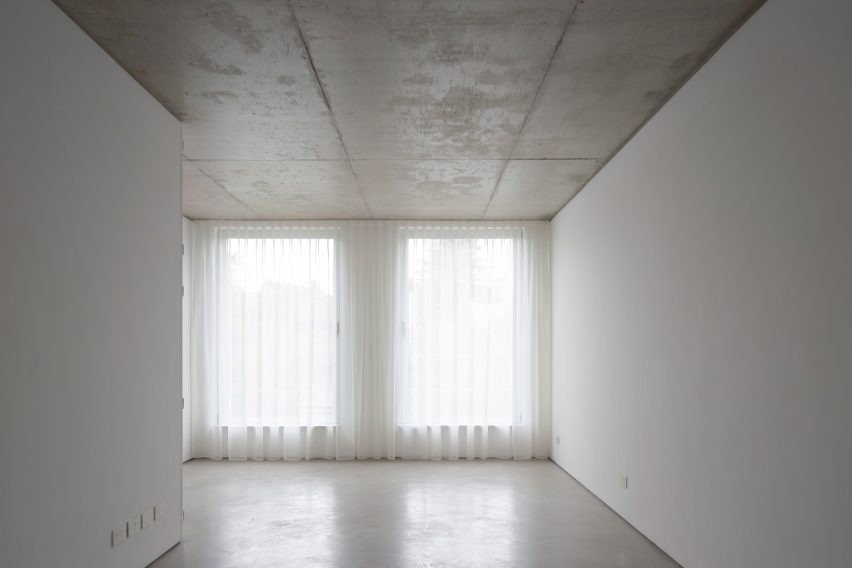 Concrete room at Virrey Aviles Street apartments by Juan Campanini and Josefina Sposito
