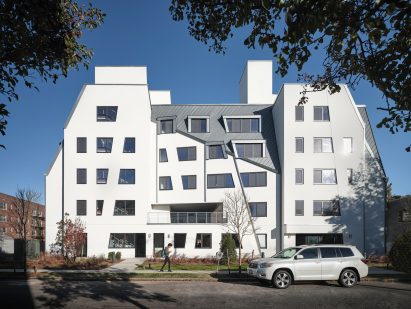 Building with faceted facade