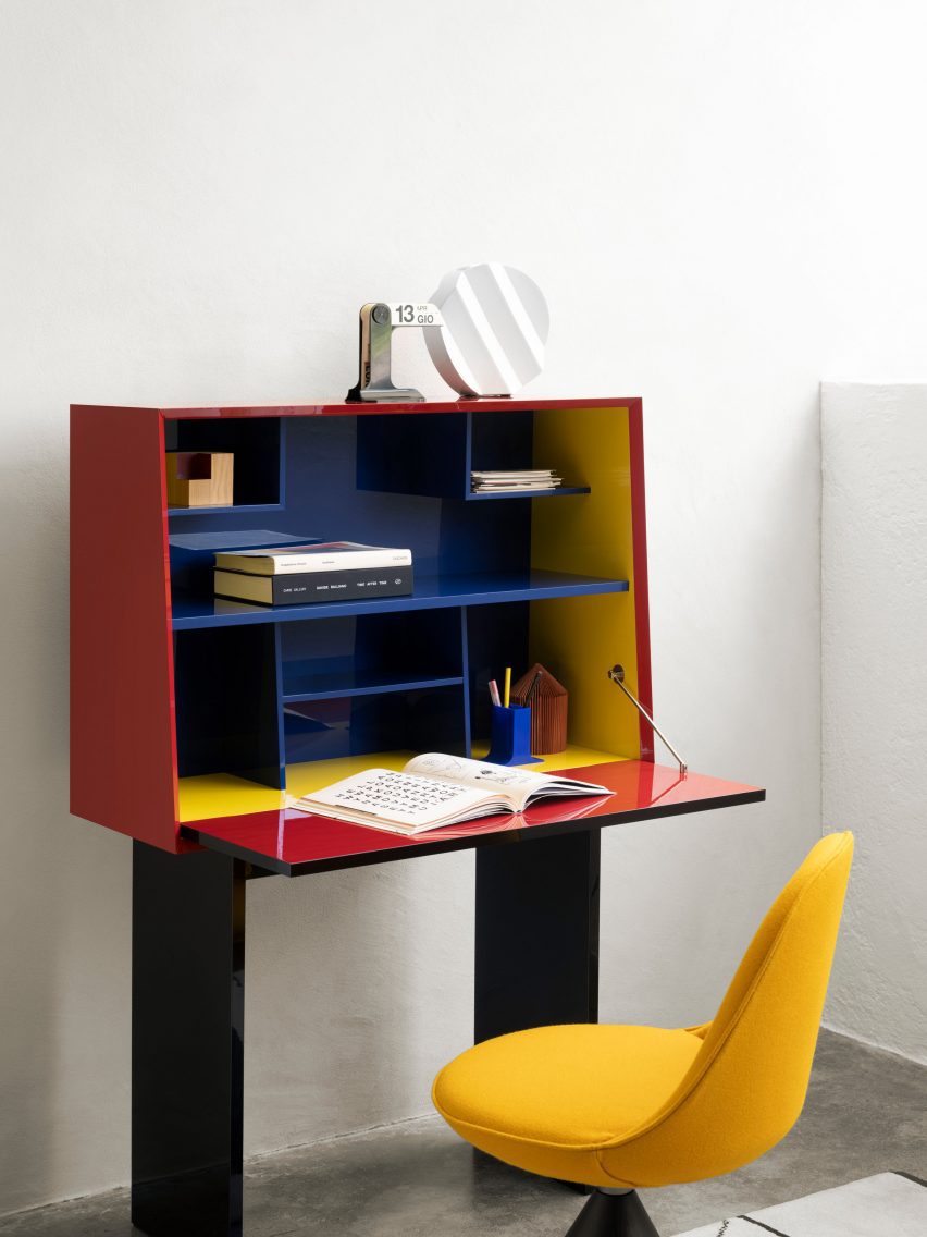 Linea writing desk from Porro designed by Alessandro Mendini