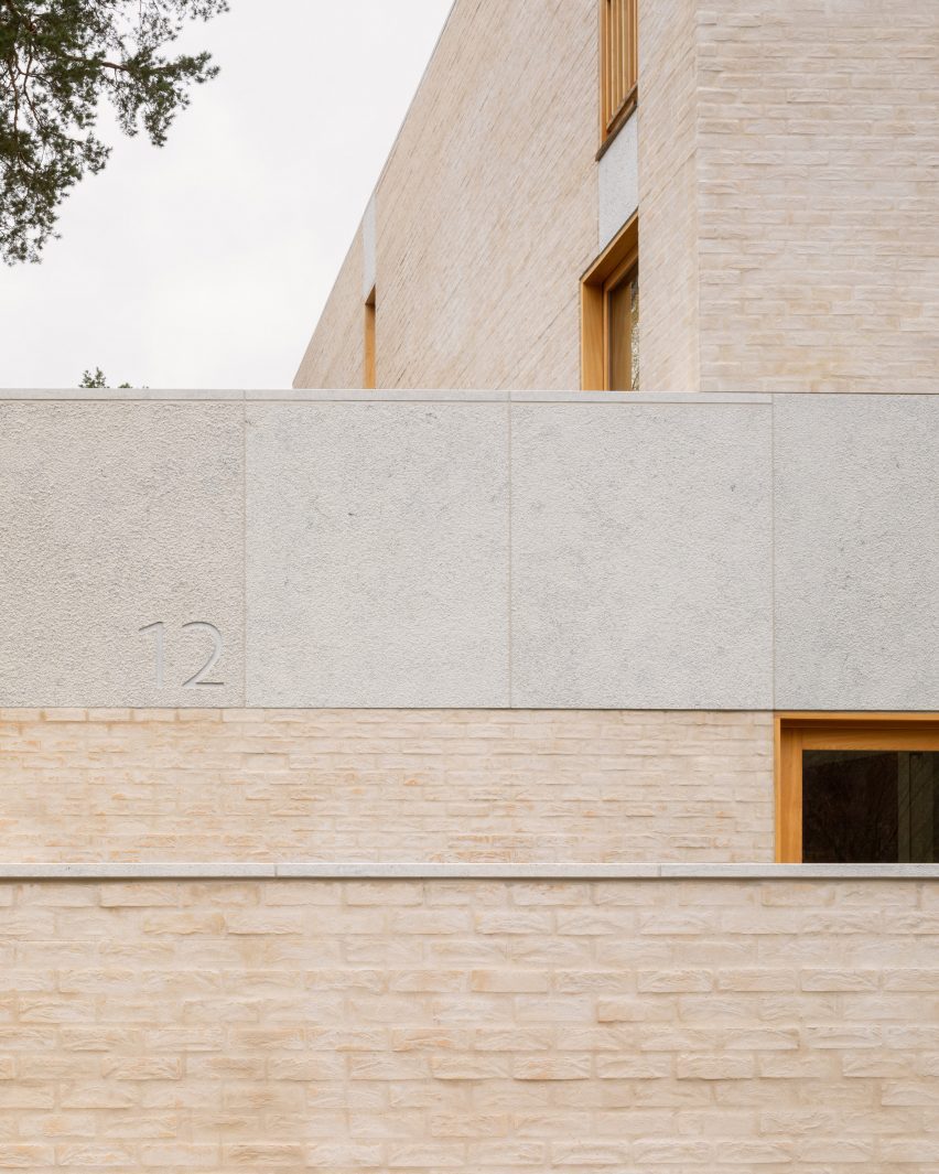 Limestone and brick exterior at Fohlenweg house by O'Sullivan Skoufoglou