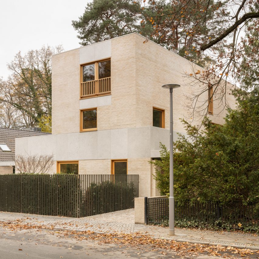 Fohlenweg house in a wooded area in Berlin by O'Sullivan Skoufoglou