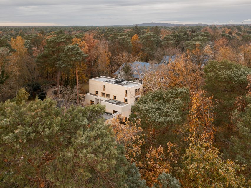 Fohlenweg house by O'Sullivan Skoufoglou in a wooded landscape