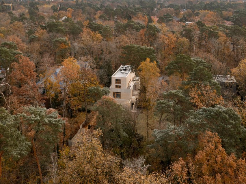 Fohlenweg house in a wooded area in Berlin by O'Sullivan Skoufoglou