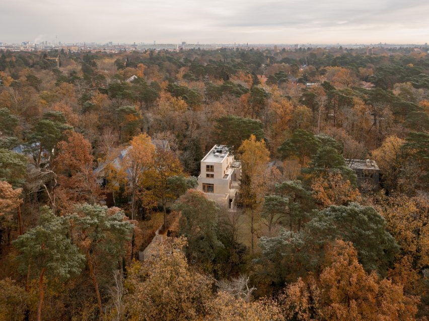 Fohlenweg house in a wooded area in Berlin by O'Sullivan Skoufoglou
