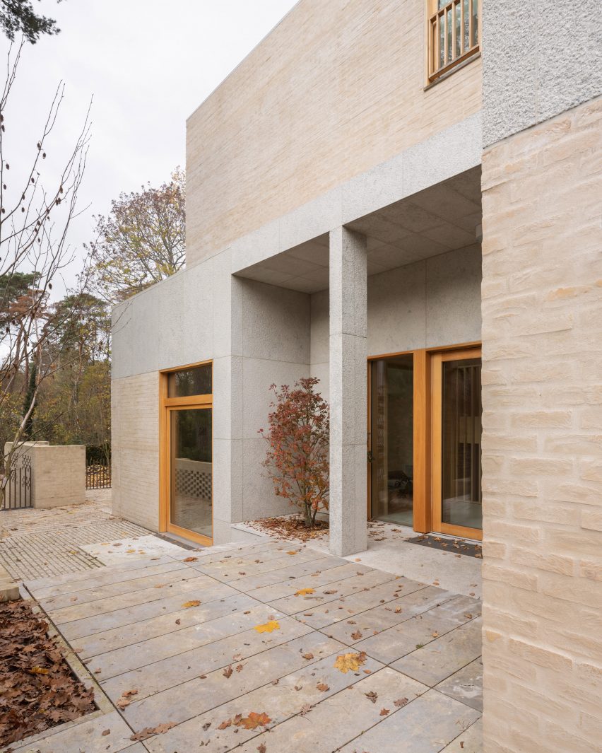Outdoor patio at the Fohlenweg house by O'Sullivan Skoufoglou