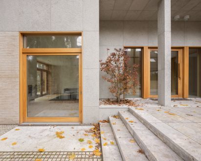 Outdoor patio at Fohlenweg house by O'Sullivan Skoufoglou