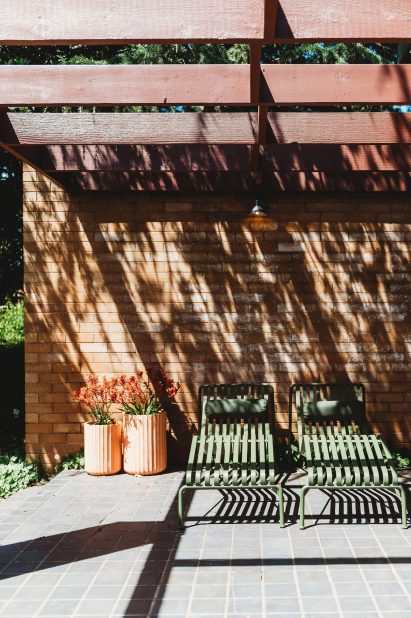 Covered pergola and seats of house in Orange, New South Wales, by PW Architecture Office