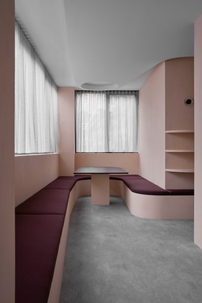 Built-in bench seating and a dining table within a niche