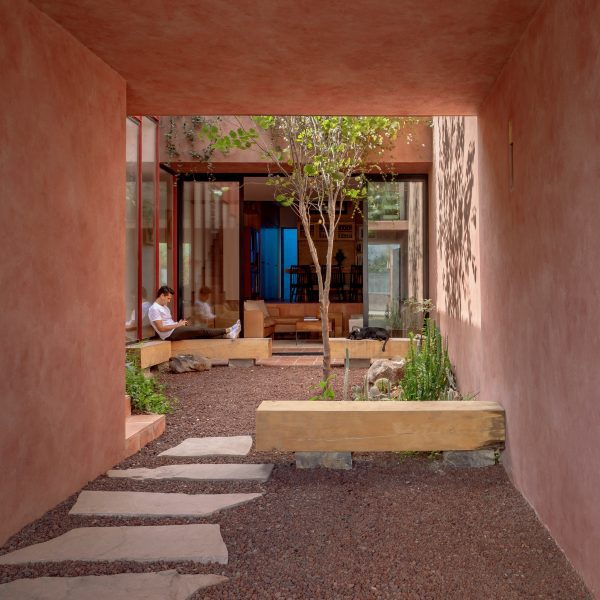 Casa Ederlezi by Practica Arquitectura