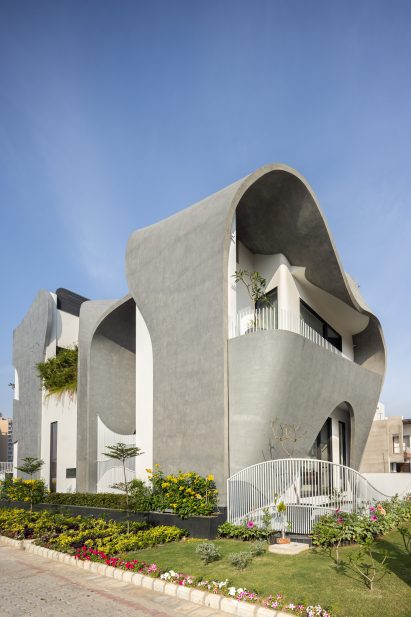 Concrete-clad home in India