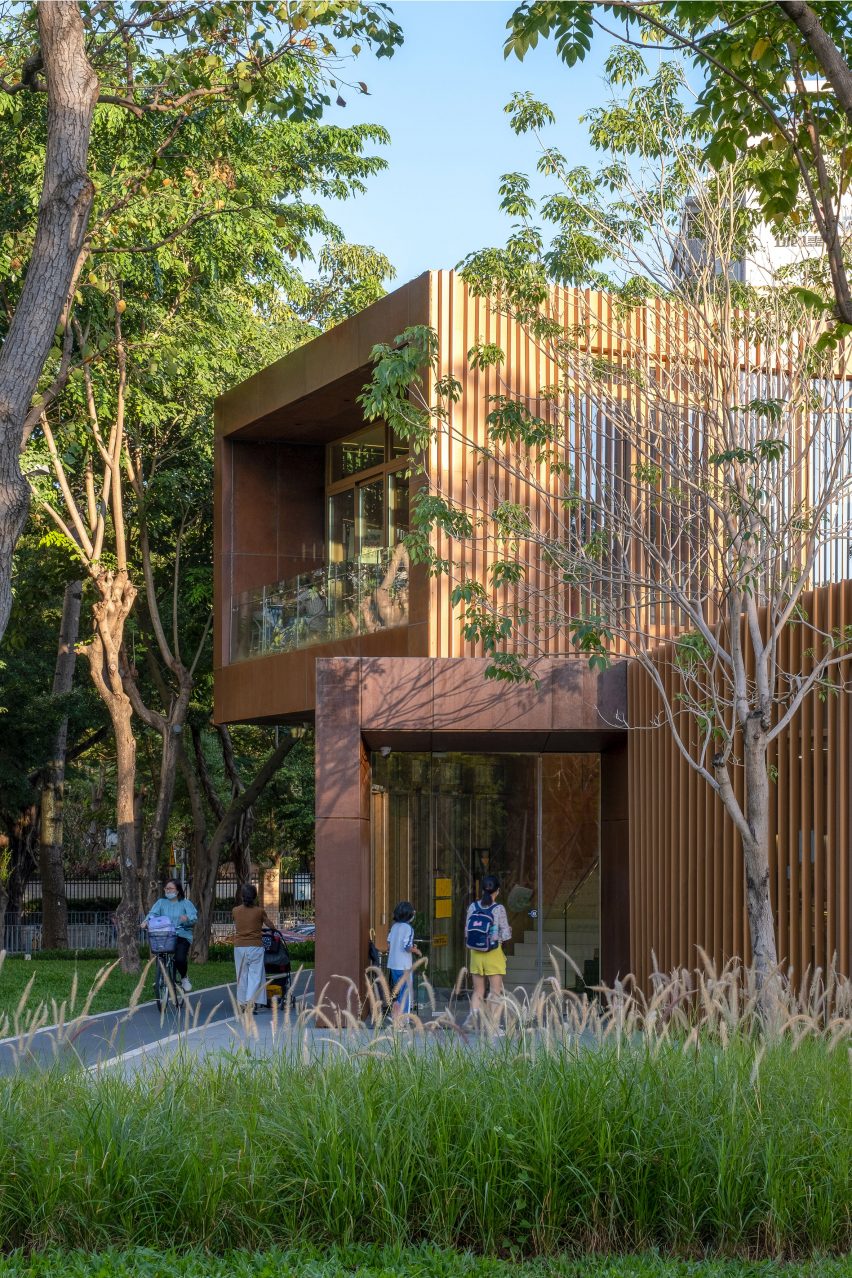 Serpentine Bookhouse by Atelier Xi