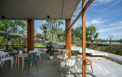 Glass-walled eatery in Thailand