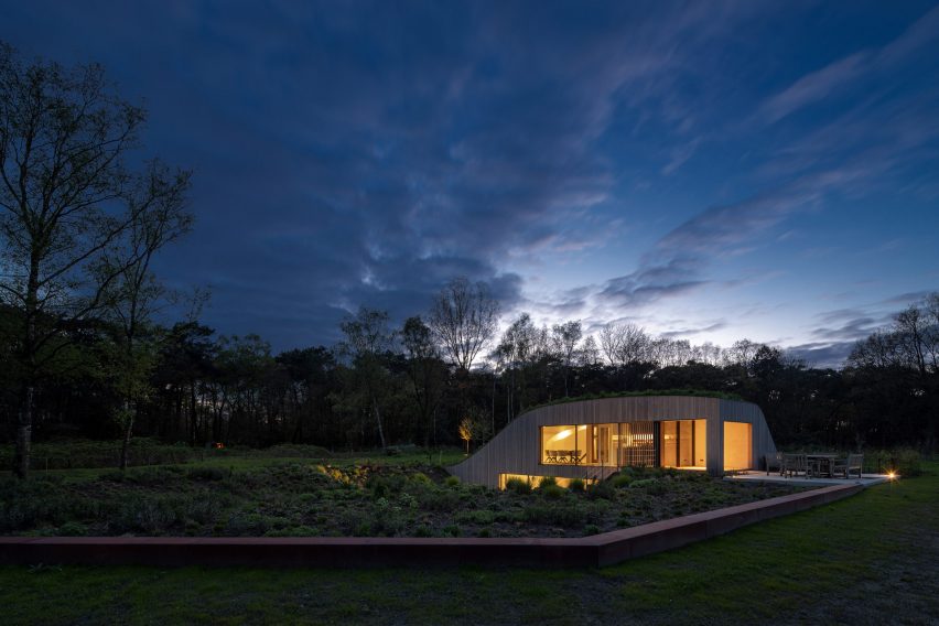 The Under The Ground House by WillemsenU at night