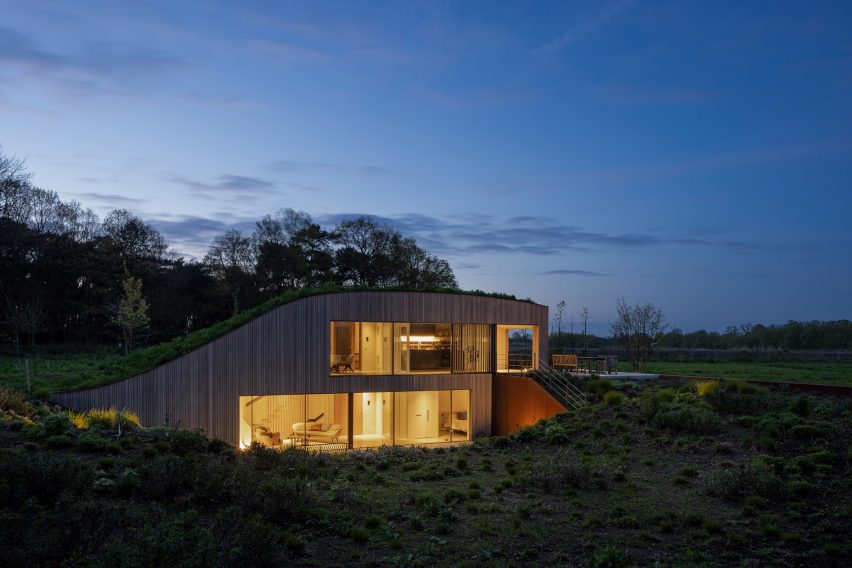 The Under The Ground House by WillemsenU at night