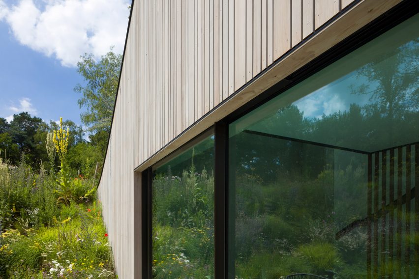 External facade of The Under The Ground House by WillemsenU