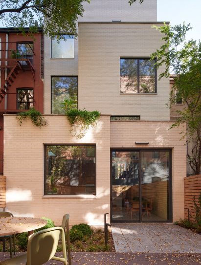 Townhouse rear extension with cube pale-brick volumes