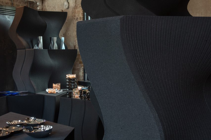 Nth Display system in black