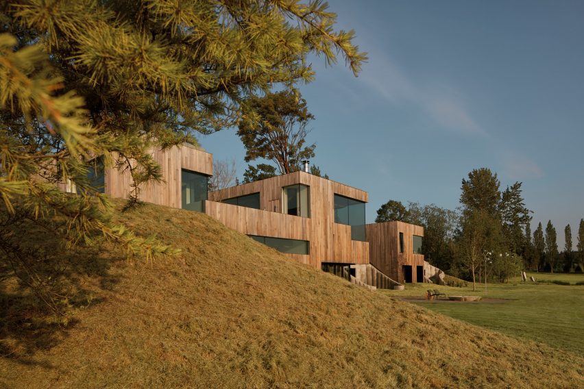 75.9 House by Omer Arbel