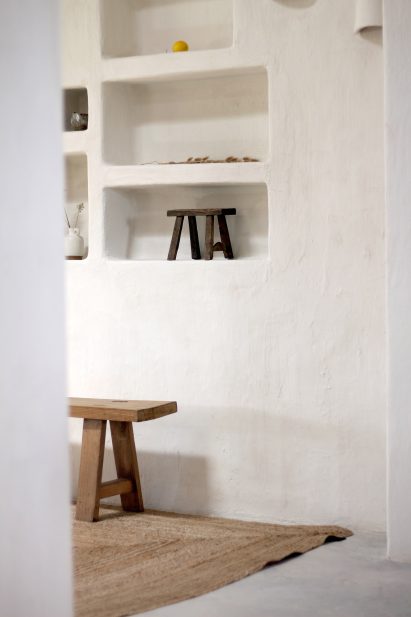 Built-in wall niches