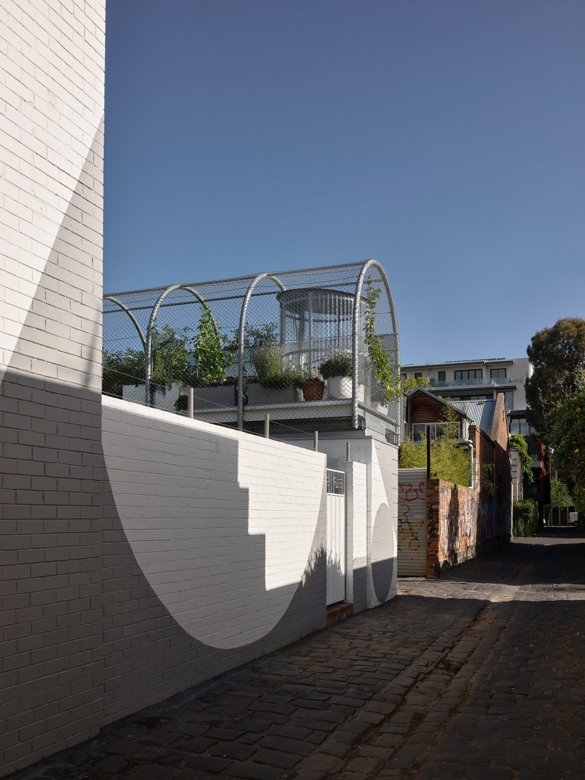 Side laneway and rooftop garden in Melbourne house