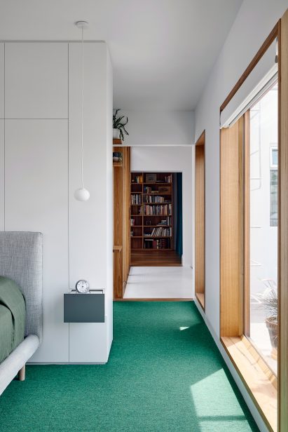 Metal bridge connecting studio and bedroom in Melbourne