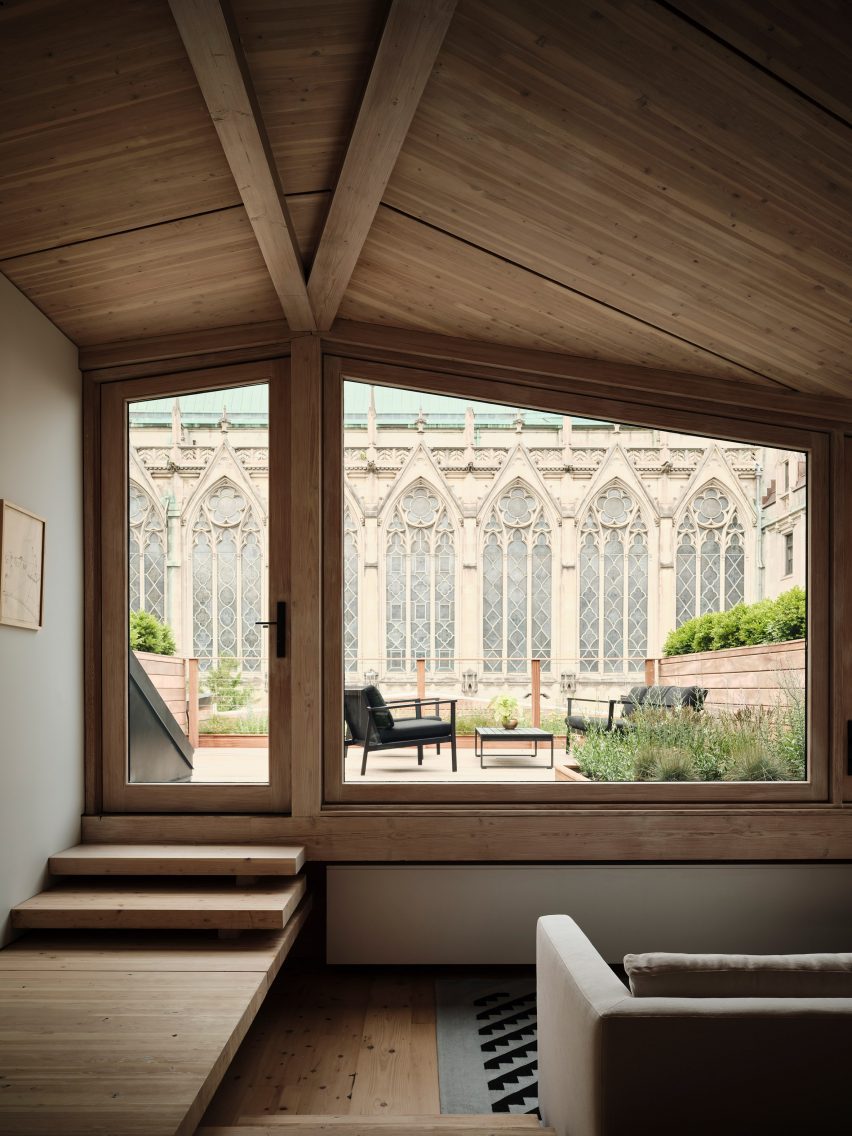 A sunken seating area in front of window