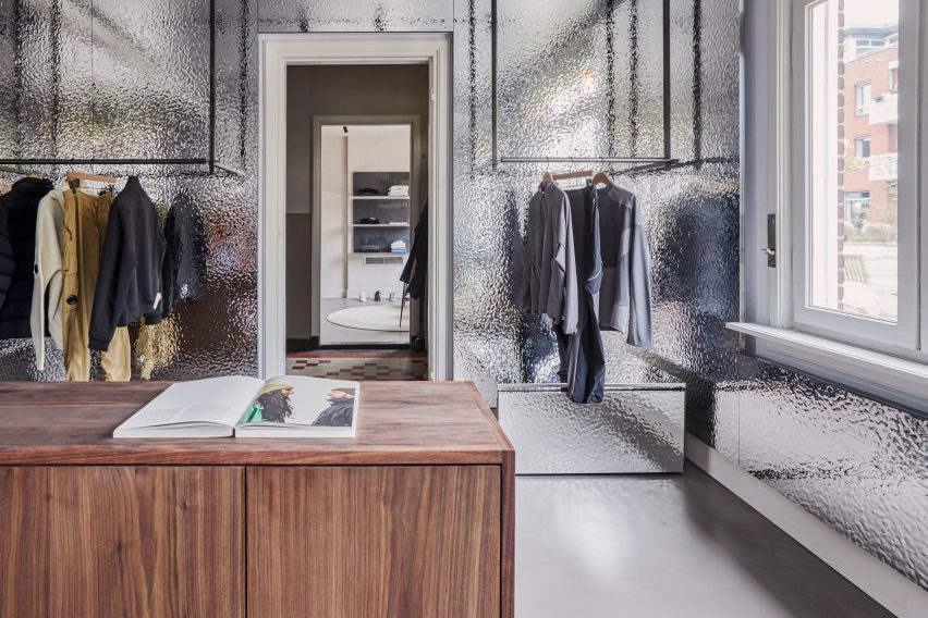 Rippled glass-details in clothing store