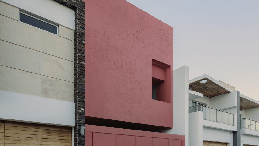 César Béjar Studio inserts minimal pink house into Mexican street