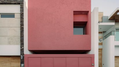César Béjar Studio inserts minimal pink house into Mexican street